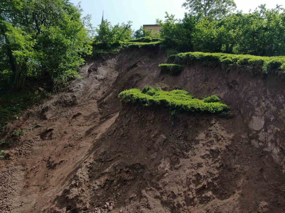 1996 YILINDA MEYDANA GELEN HEYELAN SONRASI AFET BÖLGESİ İLAN EDİLEN TRABZON'UN DERNEKPAZARI İLÇESİNİN AKKÖSE MAHALLESİ YILLAR SONRA TEKRAR HEYELAN TEHDİDİ İLE KARŞI KARŞIYA KALDI