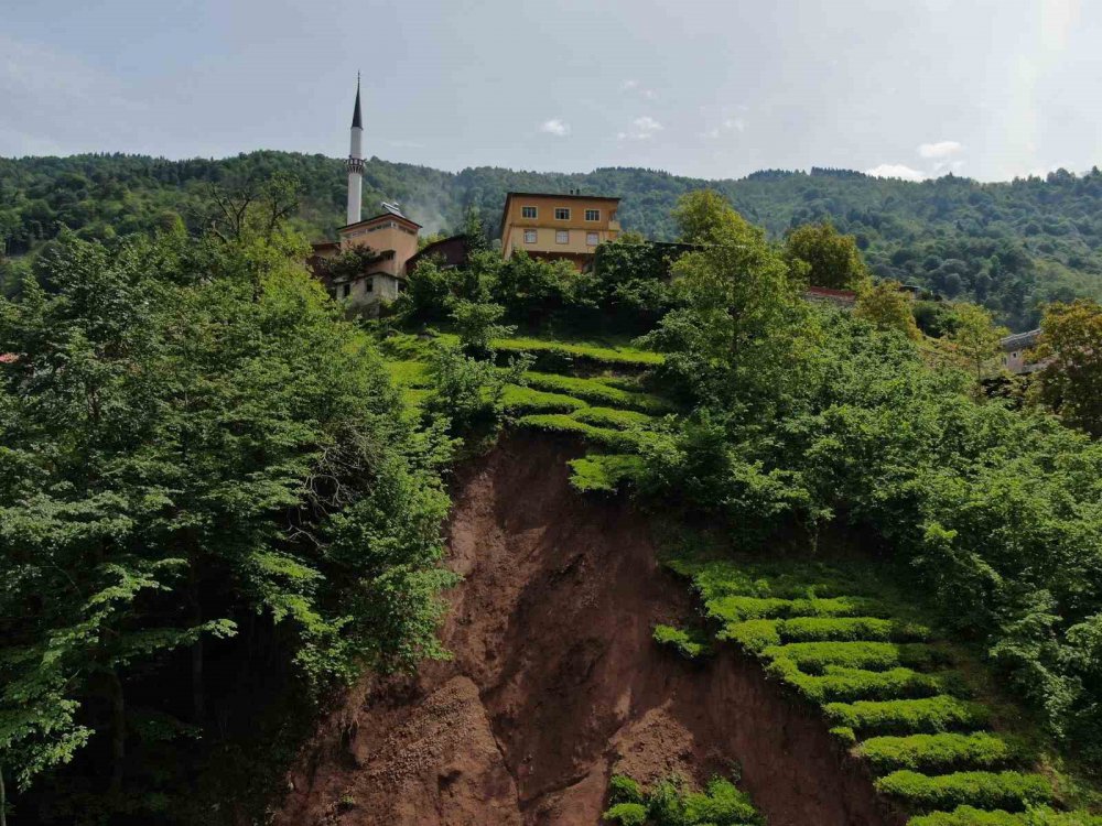 1996 YILINDA MEYDANA GELEN HEYELAN SONRASI AFET BÖLGESİ İLAN EDİLEN TRABZON'UN DERNEKPAZARI İLÇESİNİN AKKÖSE MAHALLESİ YILLAR SONRA TEKRAR HEYELAN TEHDİDİ İLE KARŞI KARŞIYA KALDI
