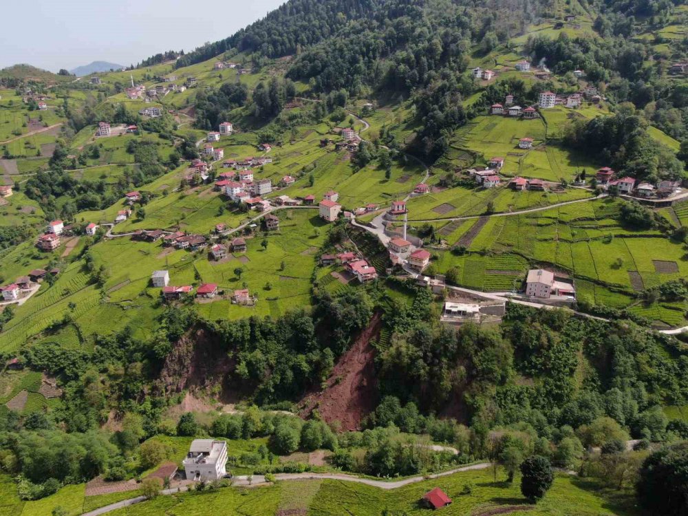 1996 YILINDA MEYDANA GELEN HEYELAN SONRASI AFET BÖLGESİ İLAN EDİLEN TRABZON'UN DERNEKPAZARI İLÇESİNİN AKKÖSE MAHALLESİ YILLAR SONRA TEKRAR HEYELAN TEHDİDİ İLE KARŞI KARŞIYA KALDI