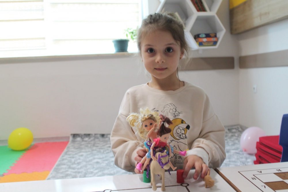 BAYBURT DEVLET HASTANESİ ÇOCUK SERVİSİ DUVARLARI, ÇOCUKLARIN SEVDİĞİ ÇİZGİ FİLM KARAKTERLERİYLE, HAYVAN FİGÜRLERİYLE DONATILDI, ODALARA DA İLGİLERİNİ ÇEKEBİLECEKLERİ HAYVANLARIN VE KARAKTERLERİN İSİMLERİ VERİLDİ