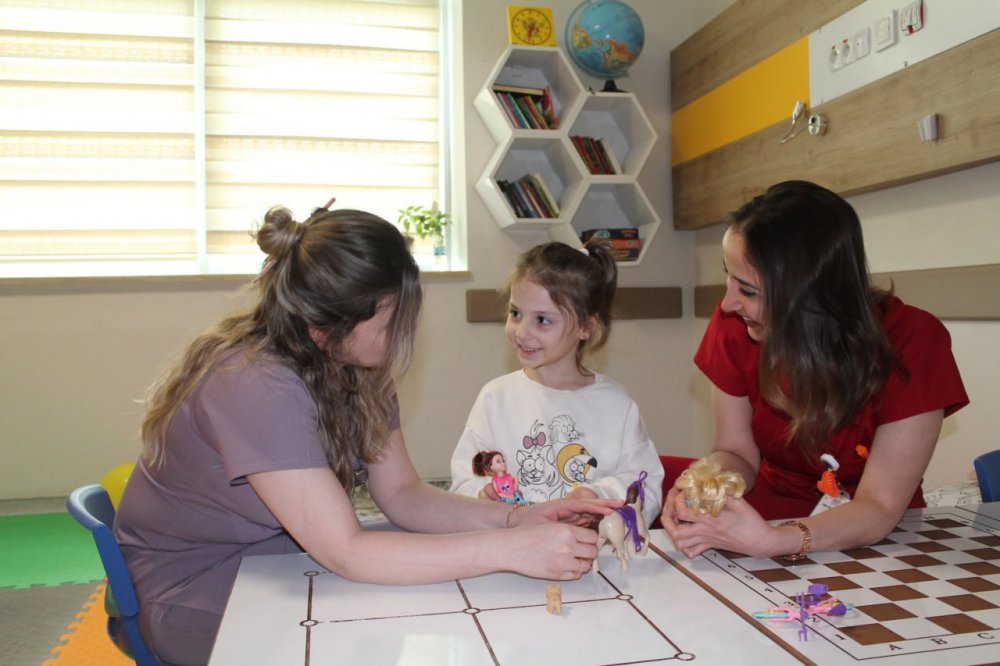 BAYBURT DEVLET HASTANESİ ÇOCUK SERVİSİ DUVARLARI, ÇOCUKLARIN SEVDİĞİ ÇİZGİ FİLM KARAKTERLERİYLE, HAYVAN FİGÜRLERİYLE DONATILDI, ODALARA DA İLGİLERİNİ ÇEKEBİLECEKLERİ HAYVANLARIN VE KARAKTERLERİN İSİMLERİ VERİLDİ