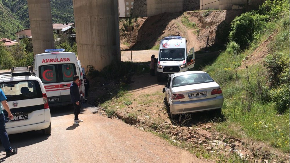 GÜMÜŞHANE'DE SÜRÜCÜSÜNÜN DİREKSİYON HÂKİMİYETİNİ KAYBETTİĞİ OTOMOBİL VİRAJI ALAMAYINCA DUVARA ÇARPTI. KAZADA 1'İ ÇOCUK 4 KİŞİ YARALANDI