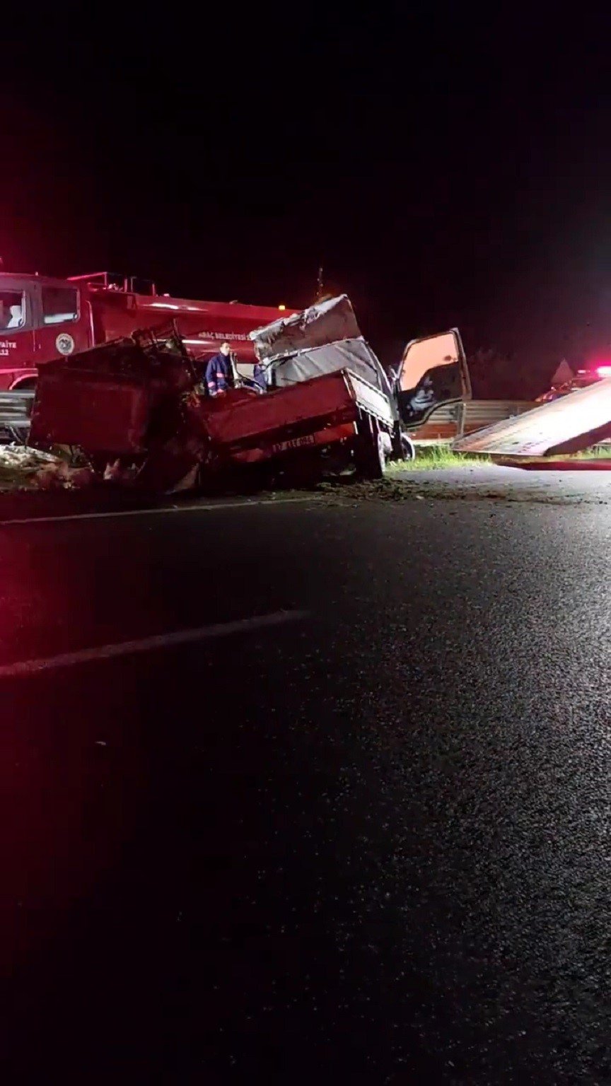 KASTAMONU'NUN ARAÇ İLÇESİNDE SÜRÜCÜSÜNÜN DİREKSİYON HAKİMİYETİNİ KAYBETMESİ NETİCESİNDE DEVRİLEN TAVUK YÜKLÜ KAMYONETTEKİ 1 KİŞİ HAYATINI KAYBETTİ, 1 KİŞİ YARALANDI