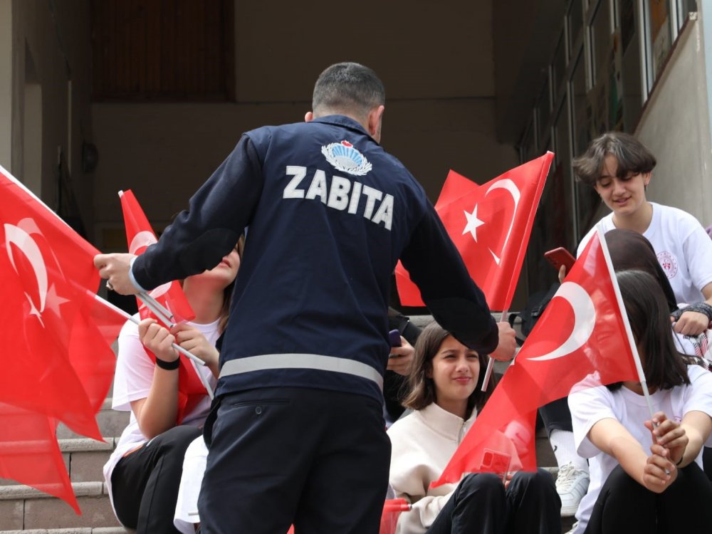 BAYBURT BELEDİYESİ ZABITA EKİPLERİNCE, SENTETİK SEMT SAHASI'NDA DÜZENLENEN 19 MAYIS ATATÜRK'Ü ANMA GENÇLİK VE SPOR BAYRAMI'NA KATILAN VATANDAŞLARA TÜRK BAYRAĞI DAĞITIMI GERÇEKLEŞTİRİLDİ