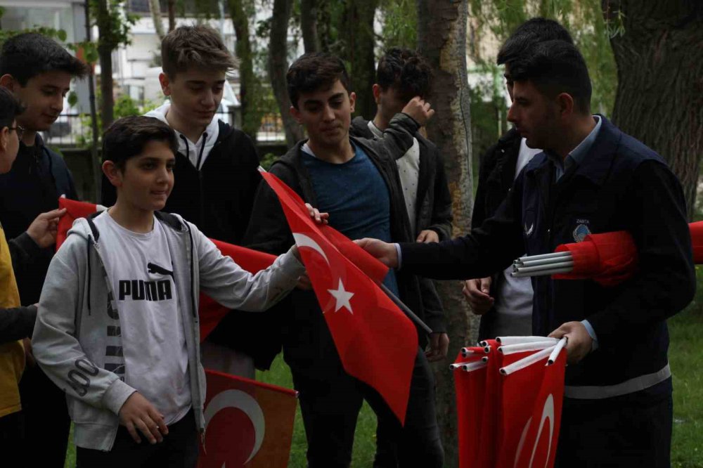 BAYBURT BELEDİYESİ ZABITA EKİPLERİNCE, SENTETİK SEMT SAHASI'NDA DÜZENLENEN 19 MAYIS ATATÜRK'Ü ANMA GENÇLİK VE SPOR BAYRAMI'NA KATILAN VATANDAŞLARA TÜRK BAYRAĞI DAĞITIMI GERÇEKLEŞTİRİLDİ