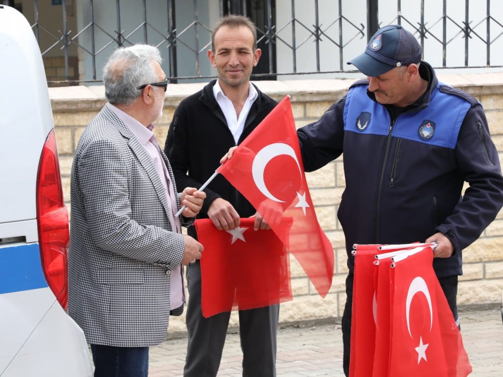 BAYBURT BELEDİYESİ ZABITA EKİPLERİNCE, SENTETİK SEMT SAHASI'NDA DÜZENLENEN 19 MAYIS ATATÜRK'Ü ANMA GENÇLİK VE SPOR BAYRAMI'NA KATILAN VATANDAŞLARA TÜRK BAYRAĞI DAĞITIMI GERÇEKLEŞTİRİLDİ