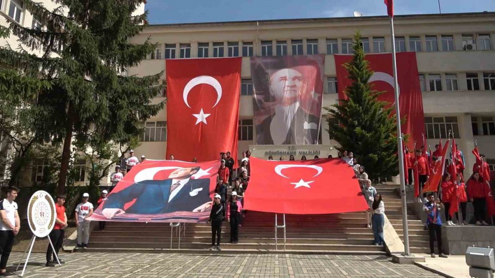 GÜMÜŞHANE'DE 19 MAYIS ATATÜRK'Ü ANMA, GENÇLİK VE SPOR BAYRAMI KUTLAMALARI ÇERÇEVESİNDE GERÇEKLEŞTİRİLEN ETKİNLİKLERDE SERGİLENEN YERLİ OTOMOBİL TOGG VATANDAŞLARIN İLGİSİNİ ÇEKTİ