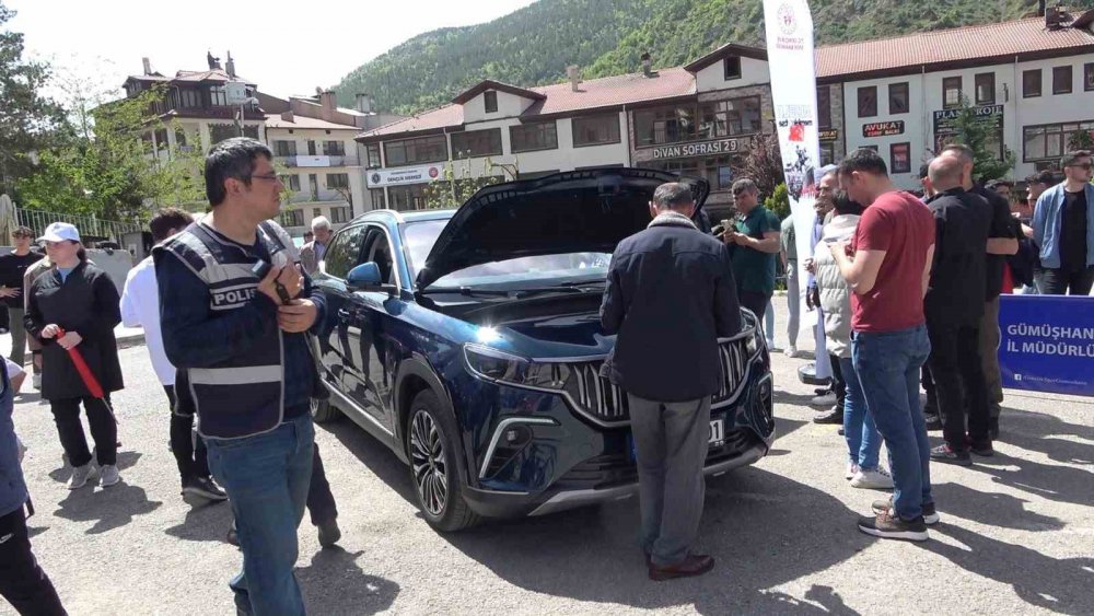 GÜMÜŞHANE'DE 19 MAYIS ATATÜRK'Ü ANMA, GENÇLİK VE SPOR BAYRAMI KUTLAMALARI ÇERÇEVESİNDE GERÇEKLEŞTİRİLEN ETKİNLİKLERDE SERGİLENEN YERLİ OTOMOBİL TOGG VATANDAŞLARIN İLGİSİNİ ÇEKTİ