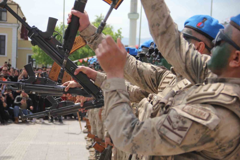 SAMSUN'DA 19 MAYIS ATATÜRK'Ü ANMA, GENÇLİK VE SPOR BAYRAMI'NIN 104. YIL DÖNÜMÜ KUTLAMALARINA SAMSUN İL JANDARMA KOMUTANLIĞI'NA BAĞLI KOMANDOLARIN YAPTIKLARI TÜFEKLİ GÖSTERİ DAMGA VURDU