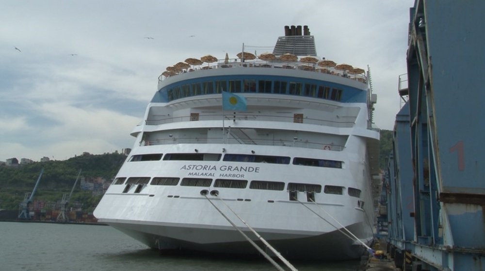 TRABZON LİMANI, TURİZM SEZONUNUN İLK KRUVAZİYER GEMİSİNİ AĞIRLADI. GEÇTİĞİMİZ AYLARDA İLK KEZ TRABZON'A KIŞ MEVSİMİNDE DEMİRLEYEN "ASTORİA GRANDE', HAVA SICAKLIĞININ ARTMASIYLA BİRLİKTE YENİDEN TRABZON'A DEMİR ATTI
