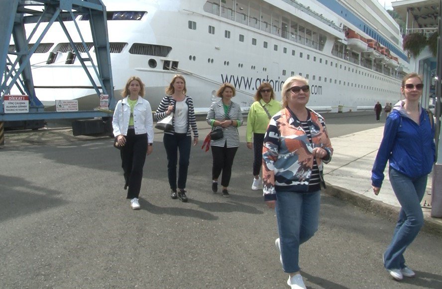 TRABZON LİMANI, TURİZM SEZONUNUN İLK KRUVAZİYER GEMİSİNİ AĞIRLADI. GEÇTİĞİMİZ AYLARDA İLK KEZ TRABZON'A KIŞ MEVSİMİNDE DEMİRLEYEN "ASTORİA GRANDE', HAVA SICAKLIĞININ ARTMASIYLA BİRLİKTE YENİDEN TRABZON'A DEMİR ATTI