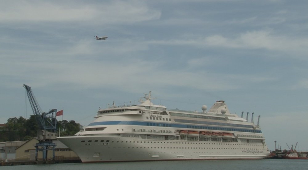 TRABZON LİMANI, TURİZM SEZONUNUN İLK KRUVAZİYER GEMİSİNİ AĞIRLADI. GEÇTİĞİMİZ AYLARDA İLK KEZ TRABZON'A KIŞ MEVSİMİNDE DEMİRLEYEN "ASTORİA GRANDE', HAVA SICAKLIĞININ ARTMASIYLA BİRLİKTE YENİDEN TRABZON'A DEMİR ATTI