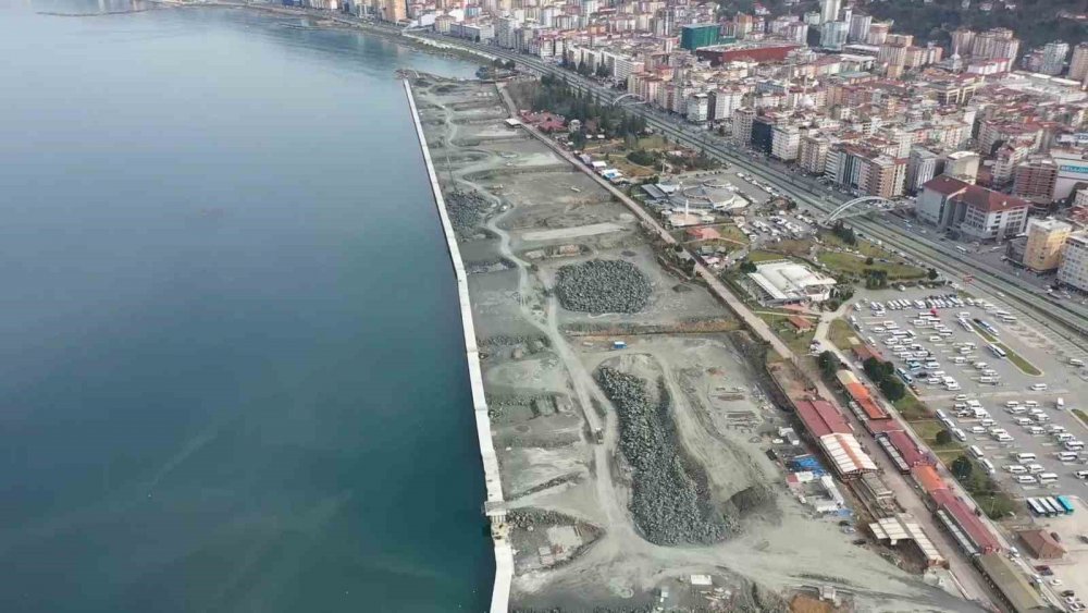DENİZ DOLDURULARAK YAPILAN RİZE MİLLET BAHÇESİ'NİN İHALESİ YAPILIRKEN, ÜST YAPI ÇALIŞMALARINA BAŞLANACAĞI BİLDİRİLDİ
