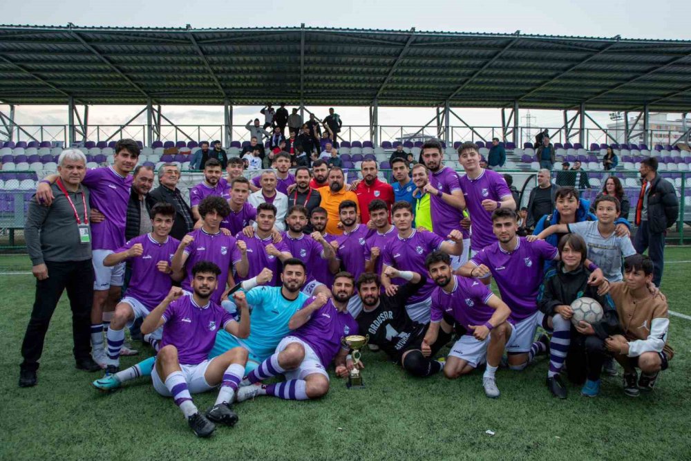 ORDU VALİSİ TUNCAY SONEL, 2. AMATÖR KÜME LİGİ'NDE NAMAĞLUP ŞAMPİYON OLAN TFF 188 SİCİL NOLU ORDUSPOR'U VE OYUNCULARI TEBRİK ETTİ