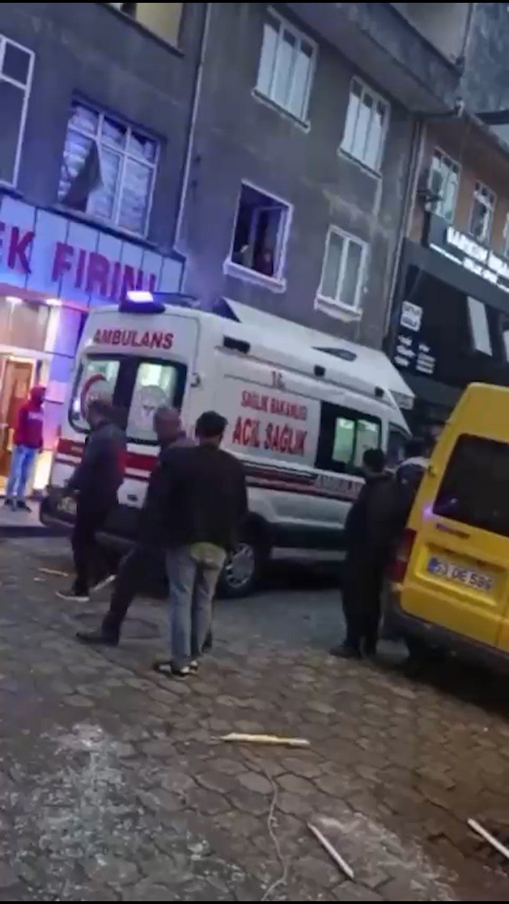 RİZE'NİN ÇAYELİ İLÇESİNDE BİR BİNANIN İKİNCİ KATINDA TÜP PATLAMASI SONUCU 2 KİŞİ YARALANARAK HASTANEYE KALDIRILDI