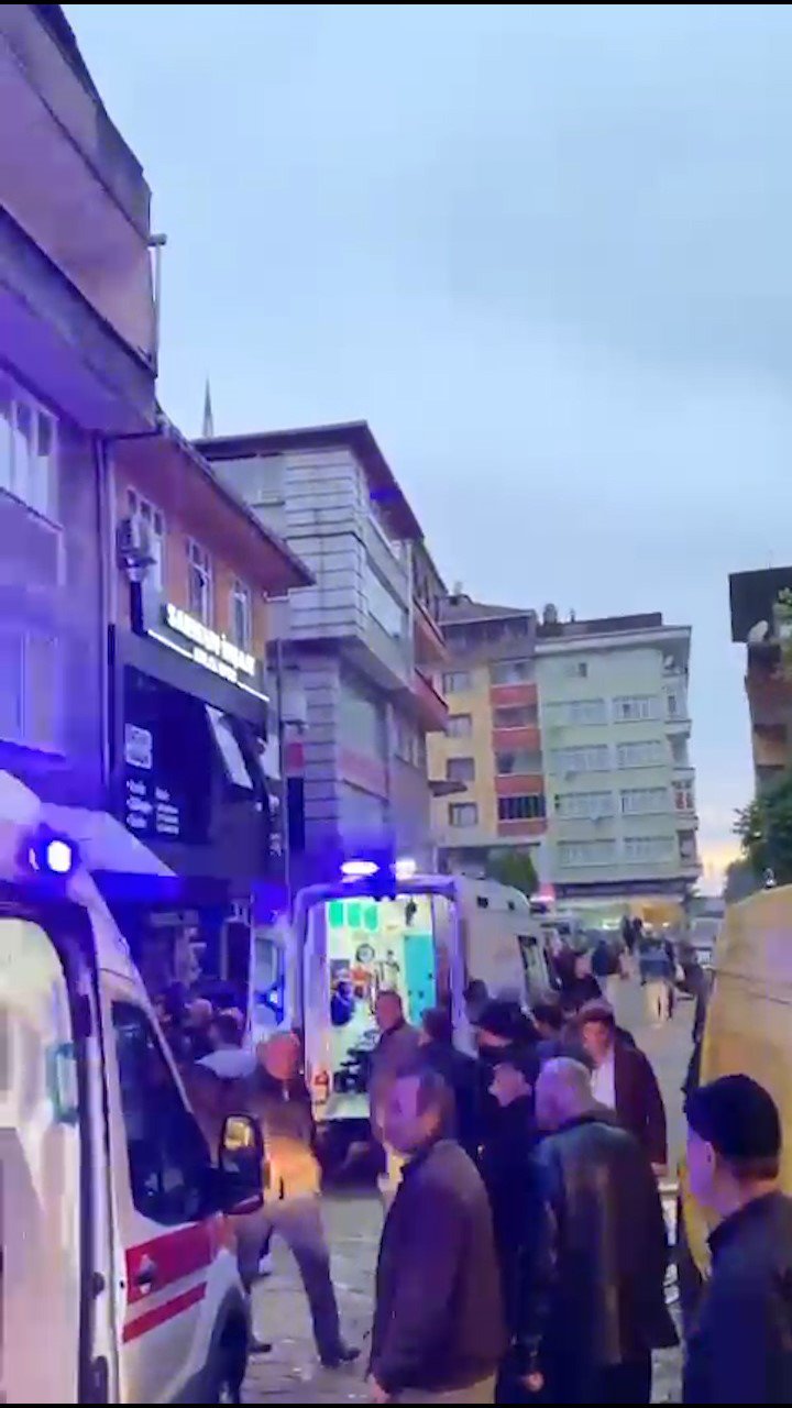 RİZE'NİN ÇAYELİ İLÇESİNDE BİR BİNANIN İKİNCİ KATINDA TÜP PATLAMASI SONUCU 2 KİŞİ YARALANARAK HASTANEYE KALDIRILDI