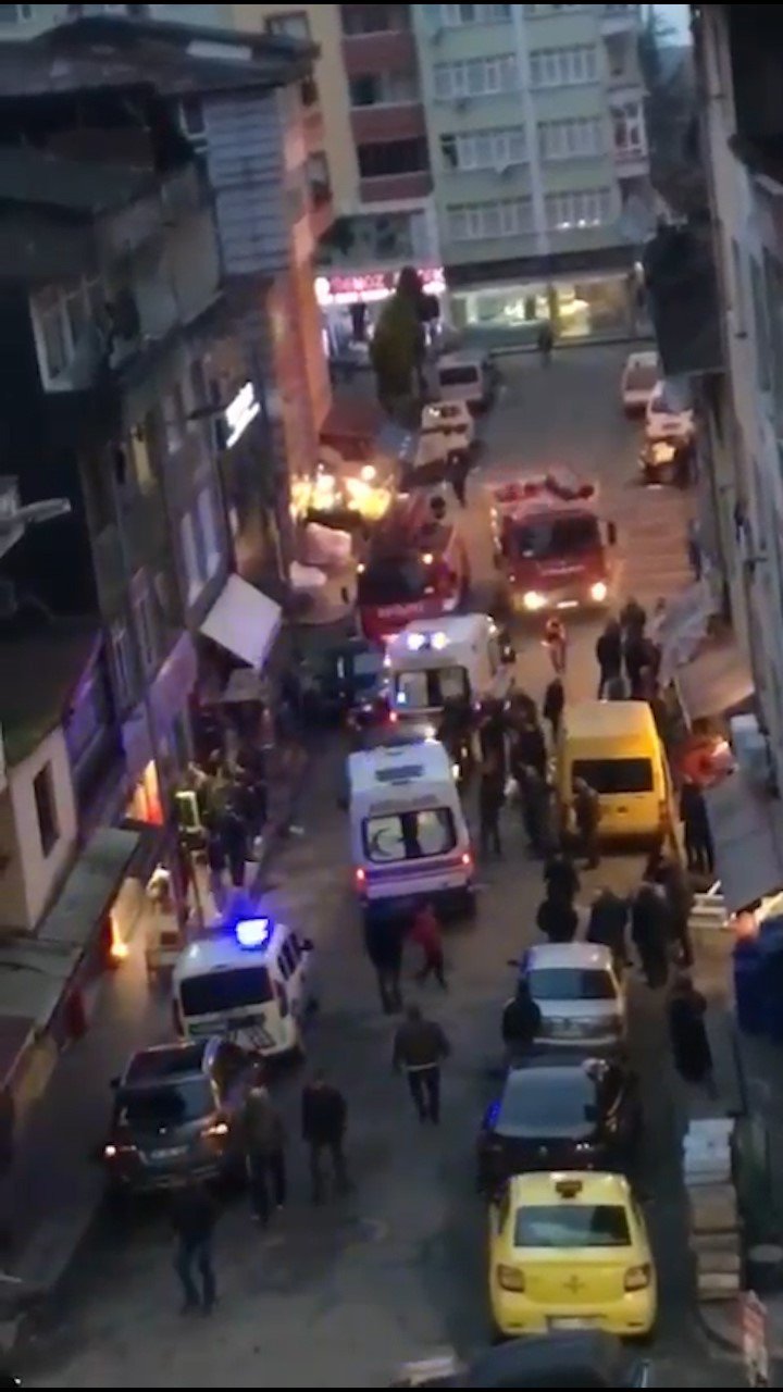 RİZE'NİN ÇAYELİ İLÇESİNDE BİR BİNANIN İKİNCİ KATINDA TÜP PATLAMASI SONUCU 2 KİŞİ YARALANARAK HASTANEYE KALDIRILDI