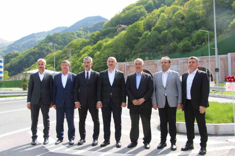 ULAŞTIRMA VE ALTYAPI BAKANI ADİL KARAİSMAİLOĞLU, YENİ ZİGANA TÜNELİ'Nİ AÇILDIĞI 3 MAYIS'TAN İTİBAREN GEÇEN 3 HAFTALIK SÜREDE 100 BİNİN ÜZERİNDE ARACIN KULLANDIĞINI SÖYLEDİ.  BASIN TOPLANTISINI ÇAYTV CANLI YAYINLADI