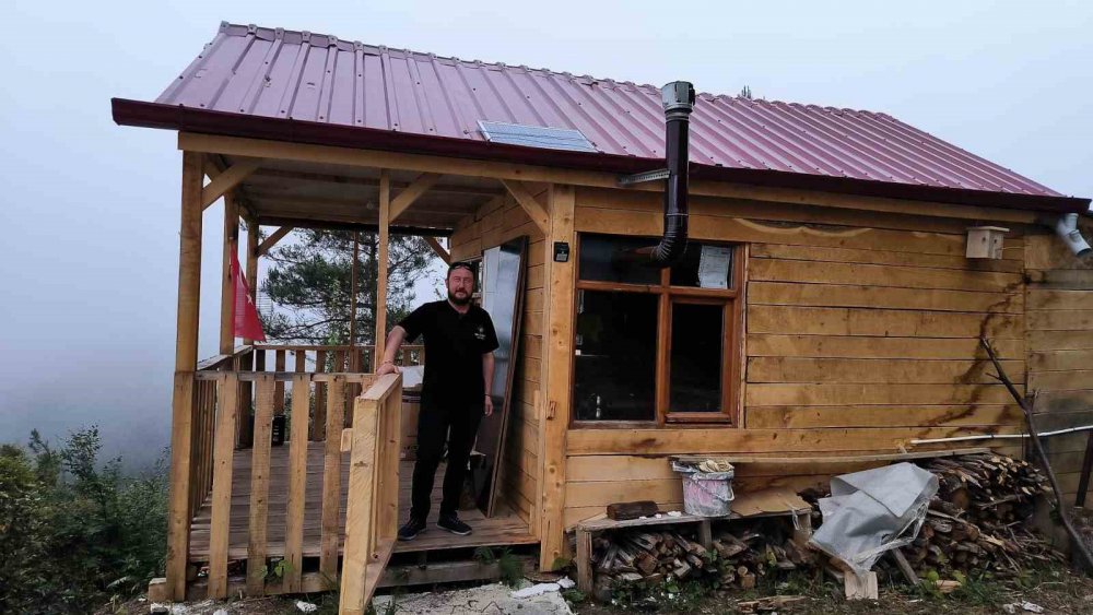 ARTVİN'DE BAĞ EVİNİN KAPISININ ZORLANMASI İLE HIRSIZLARDAN ŞÜPHELENEN VATANDAŞ FOTOKAPAN KURDU, GÖRÜNTÜLERİ İZLEYİNCE BOZ BİR AYIYI GÖRÜNCE ŞOK OLDU