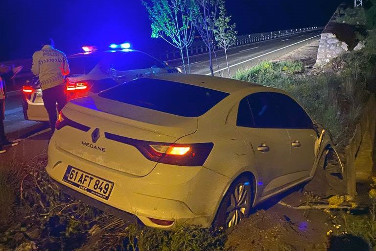 GÜMÜŞHANE-BAYBURT KARAYOLUNDA GECE MEYDANA GELEN TRAFİK KAZASINDA OTOMOBİLİN ÇARPTIĞI AYI OLAY YERİNDE TELEF OLDU
