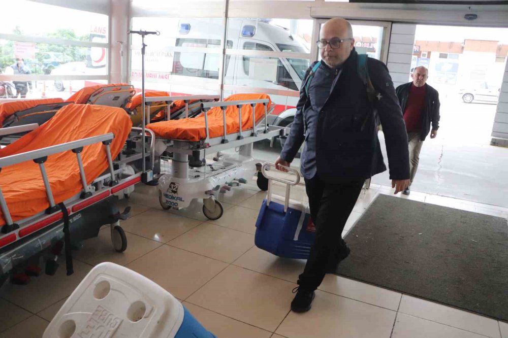 TOKAT'TA GEÇİRDİĞİ TRAFİK KAZASINDA HAYATINI KAYBEDEN 21 YAŞINDAKİ GENCİN KARACİĞERİ OMÜ TIP FAKÜLTESİ'NDE TEDAVİ GÖREN 52 YAŞINDAKİ HASTAYA NAKLEDİLDİ. 5 YILDIR KARACİĞER BEKLEYEN HASTA YAŞAMA TUTUNDU