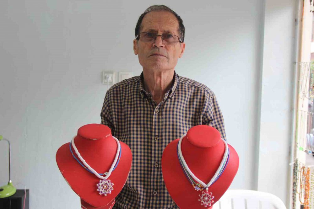 KOCAELİ'DE YAŞAYAN 69 YAŞINDAKİ RIZA AKSOYLU, EMEKLİ OLMASINA RAĞMEN HİÇBİR ZAMAN EVDE OTURMAK İSTEMEDİ. 61 YAŞINDA LİSEYE BAŞLADI, 65 YAŞINDA ÜNİVERSİTE SINAVLARINA GİRDİ
