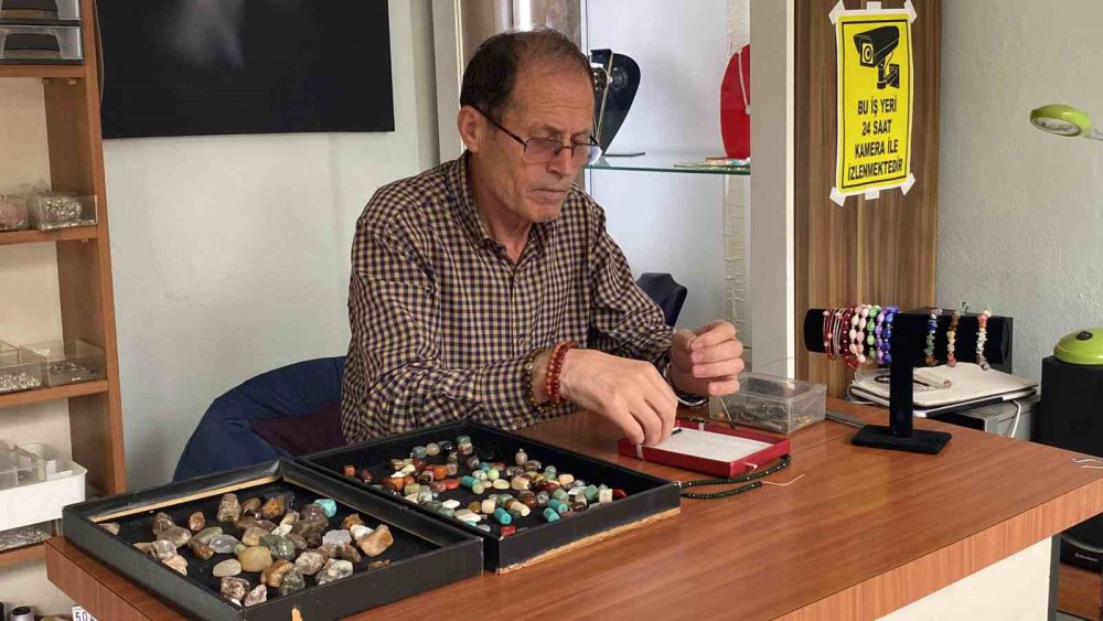 KOCAELİ'DE YAŞAYAN 69 YAŞINDAKİ RIZA AKSOYLU, EMEKLİ OLMASINA RAĞMEN HİÇBİR ZAMAN EVDE OTURMAK İSTEMEDİ. 61 YAŞINDA LİSEYE BAŞLADI, 65 YAŞINDA ÜNİVERSİTE SINAVLARINA GİRDİ