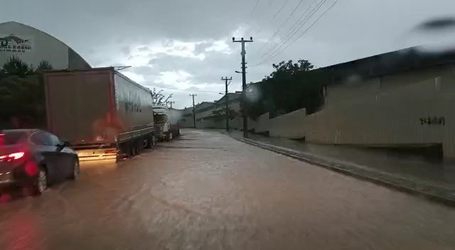 SAMSUN'UN VEZİRKÖPRÜ İLÇESİNDE 15 DAKİKADA BASTIRAN YAĞMUR VE DOLU HAYATI FELÇ ETTİ