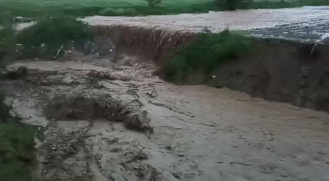 SAMSUN'UN VEZİRKÖPRÜ İLÇESİNDE 15 DAKİKADA BASTIRAN YAĞMUR VE DOLU HAYATI FELÇ ETTİ