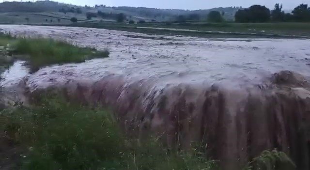 SAMSUN'UN VEZİRKÖPRÜ İLÇESİNDE 15 DAKİKADA BASTIRAN YAĞMUR VE DOLU HAYATI FELÇ ETTİ