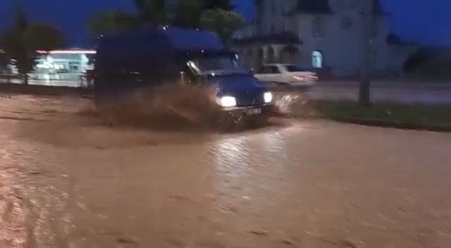 SAMSUN'UN VEZİRKÖPRÜ İLÇESİNDE 15 DAKİKADA BASTIRAN YAĞMUR VE DOLU HAYATI FELÇ ETTİ