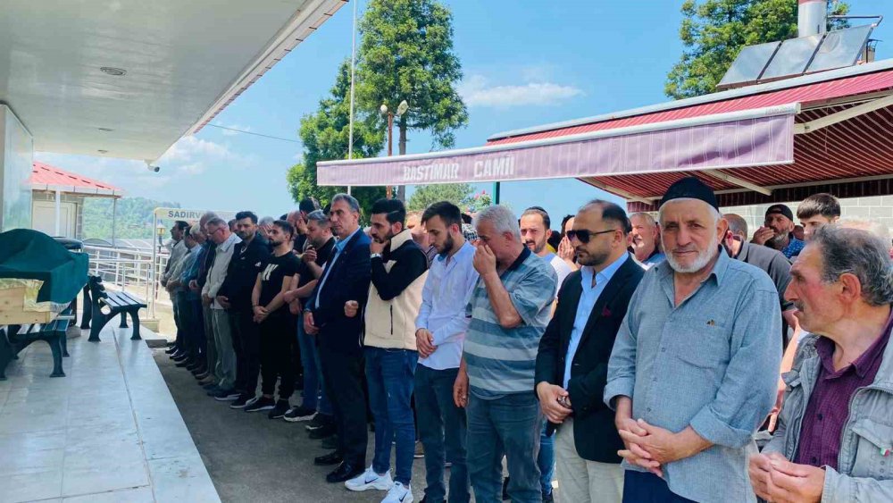 TRABZON'UN SÜRMENE İLÇESİNDE SEÇİM ZAFERİNİ SİLAH ATARAK KUTLAMAK İSTERKEN TUTUKLUK YAPAN TABANCASI İLE YANLIŞLIKLA KENDİNİ VURARAK HAYATINI KAYBEDEN ŞAHIS BUGÜN SON YOLCULUĞUNA UĞURLANDI