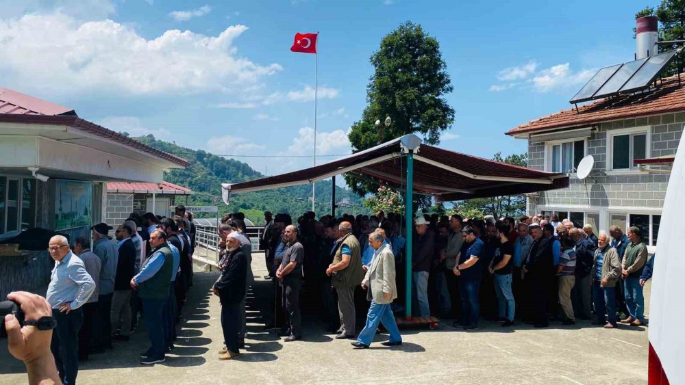 TRABZON'UN SÜRMENE İLÇESİNDE SEÇİM ZAFERİNİ SİLAH ATARAK KUTLAMAK İSTERKEN TUTUKLUK YAPAN TABANCASI İLE YANLIŞLIKLA KENDİNİ VURARAK HAYATINI KAYBEDEN ŞAHIS BUGÜN SON YOLCULUĞUNA UĞURLANDI