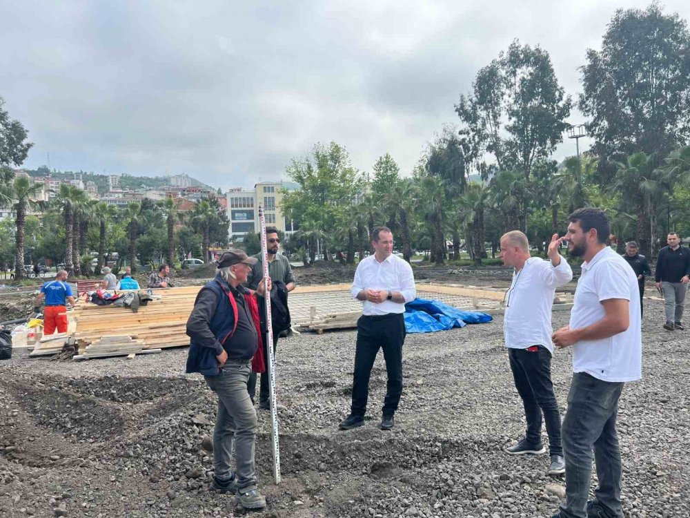 TRABZON'UN AKÇAABAT İLÇESİNDE SAHİL PARK YENİLEME PROJESİ ETAP ETAP İLERLİYOR. BÜTÜNCÜL BİR YAKLAŞIMLA ELE ALINAN VE PROJELENDİRİLEN AKÇAABAT SAHİL PARKI, DAHA MODERN VE FONKSİYONEL BİR GÖRÜNTÜYE KAVUŞUYOR