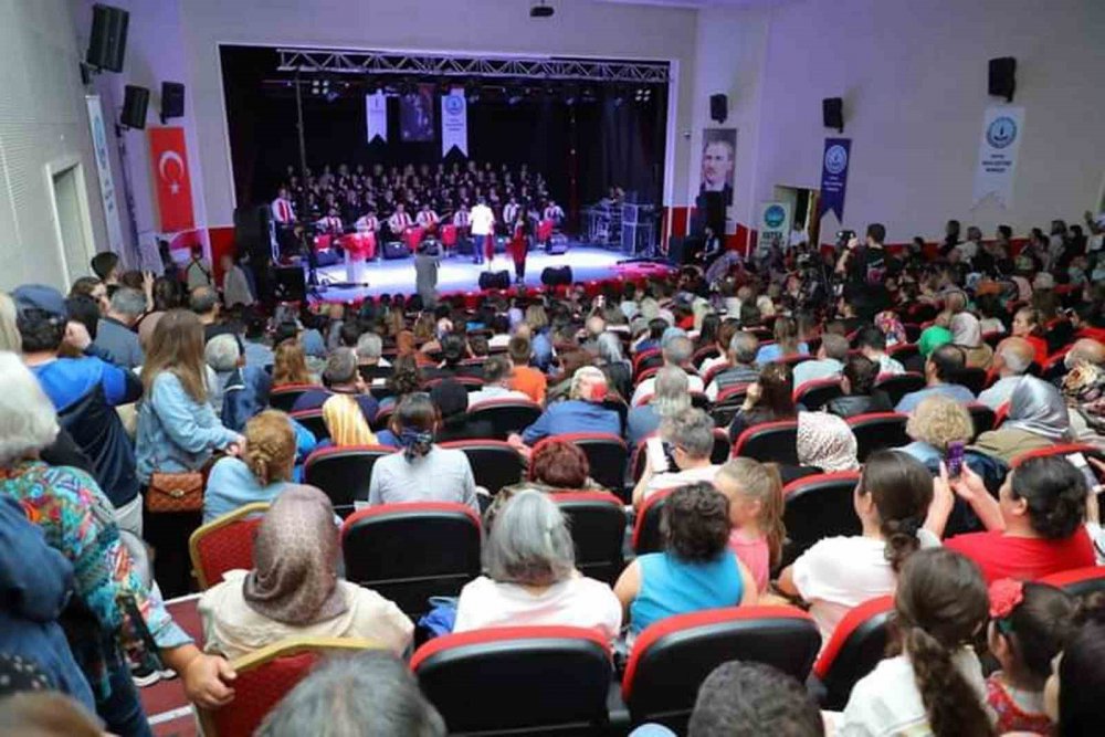 ORDU'NUN FATSA İLÇESİNDE, HAYAT BOYU ÖĞRENME HAFTASI ETKİNLİKLERİ ÇERÇEVESİNDE İLÇENİN VE KARADENİZ BÖLGESİ'NİN İLK KADIN KOROSU TÜRK HALK MÜZİĞİ KONSERİNİ MÜZİKSEVERLER İLE BULUŞTURDU