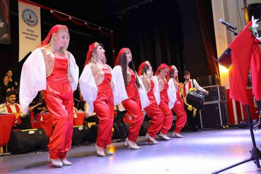 ORDU'NUN FATSA İLÇESİNDE, HAYAT BOYU ÖĞRENME HAFTASI ETKİNLİKLERİ ÇERÇEVESİNDE İLÇENİN VE KARADENİZ BÖLGESİ'NİN İLK KADIN KOROSU TÜRK HALK MÜZİĞİ KONSERİNİ MÜZİKSEVERLER İLE BULUŞTURDU