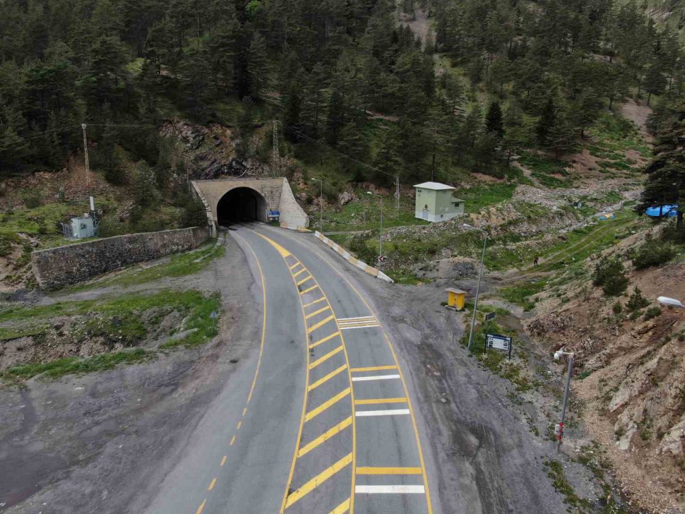 TÜRKİYE VE AVRUPA'NIN EN UZUN, DÜNYANIN İSE 3. EN UZUN TÜNELİ OLAN TRABZON-GÜMÜŞHANE KARAYOLU ÜZERİNDEKİ YENİ ZİGANA TÜNELİ'NİN HİZMETE AÇILMASIYLA BİNLERCE ARACIN GEÇİŞ SAĞLADIĞI ZİGANA GEÇİDİ SESSİZLİĞE BÜRÜNDÜ