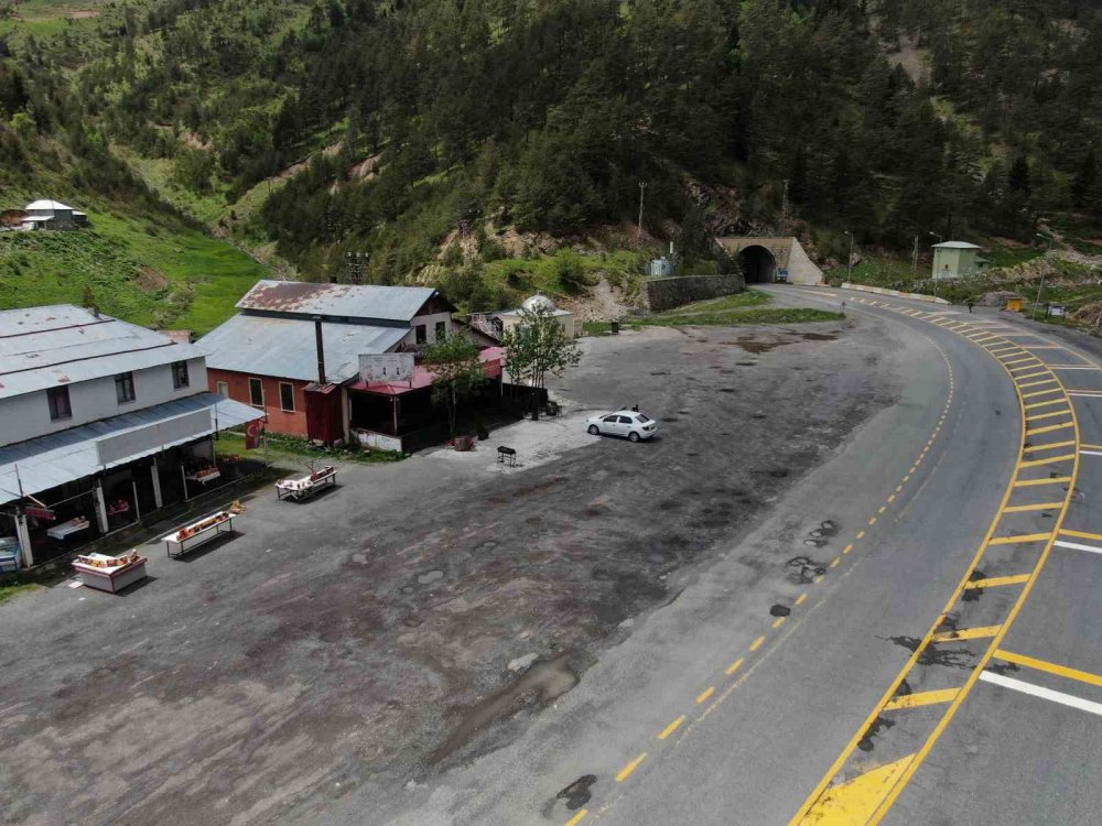TÜRKİYE VE AVRUPA'NIN EN UZUN, DÜNYANIN İSE 3. EN UZUN TÜNELİ OLAN TRABZON-GÜMÜŞHANE KARAYOLU ÜZERİNDEKİ YENİ ZİGANA TÜNELİ'NİN HİZMETE AÇILMASIYLA BİNLERCE ARACIN GEÇİŞ SAĞLADIĞI ZİGANA GEÇİDİ SESSİZLİĞE BÜRÜNDÜ