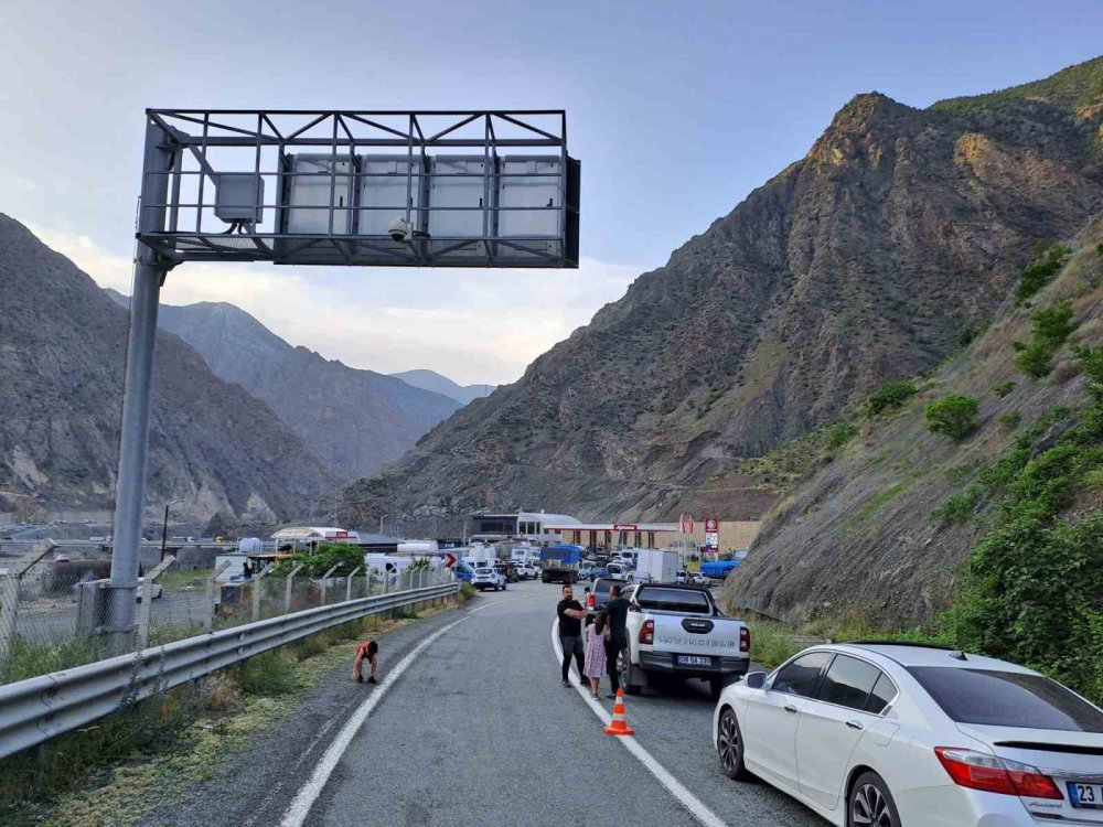 ARTVİN'İN YUSUFELİ İLÇESİNDEKİ ŞİDDETLİ YAĞIŞ NEDENİYLE HEYELAN MEYDANA GELDİ. HEYELAN SONRASI KARAYOLU ULAŞIMA KAPANDI