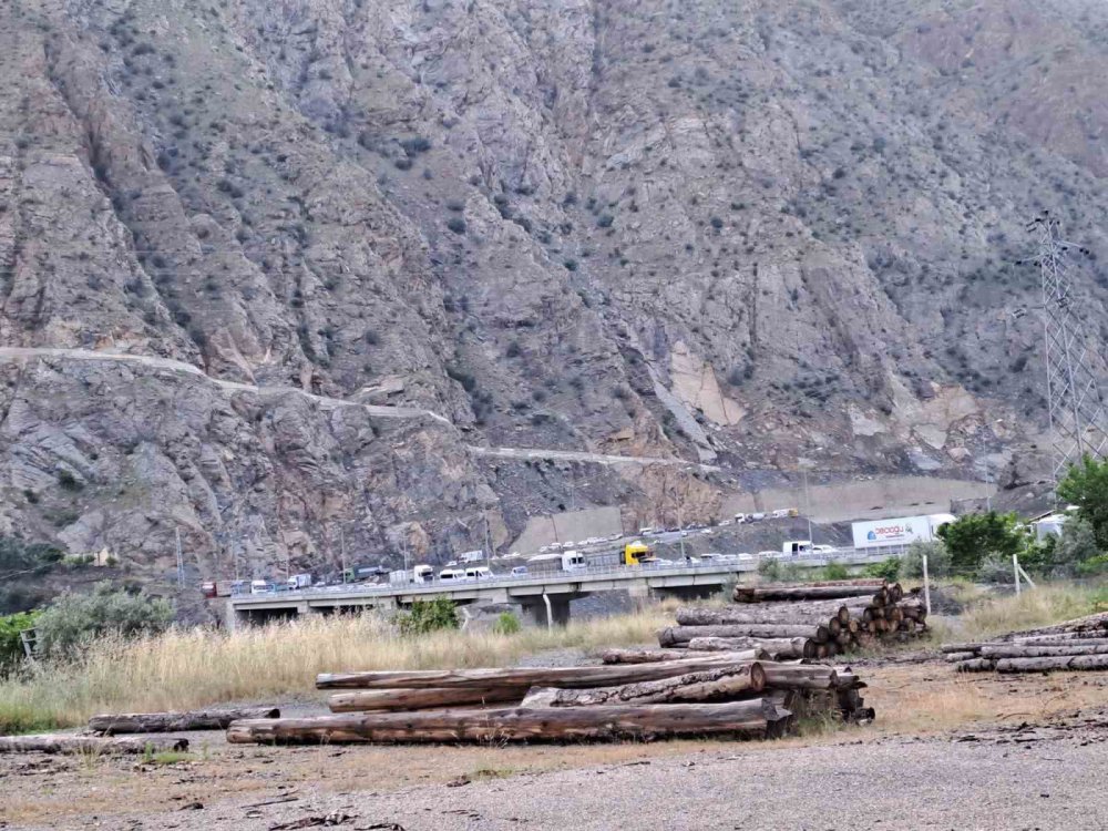 ARTVİN'İN YUSUFELİ İLÇESİNDEKİ ŞİDDETLİ YAĞIŞ NEDENİYLE HEYELAN MEYDANA GELDİ. HEYELAN SONRASI KARAYOLU ULAŞIMA KAPANDI