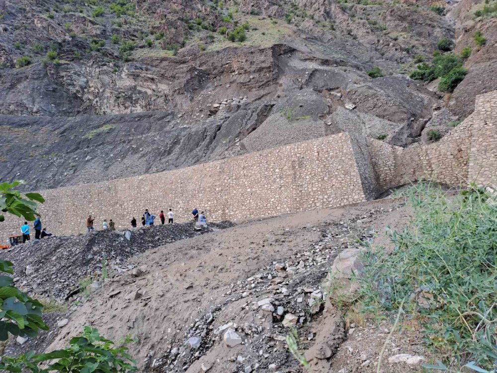 ARTVİN'İN YUSUFELİ İLÇESİNDEKİ ŞİDDETLİ YAĞIŞ NEDENİYLE HEYELAN MEYDANA GELDİ. HEYELAN SONRASI KARAYOLU ULAŞIMA KAPANDI