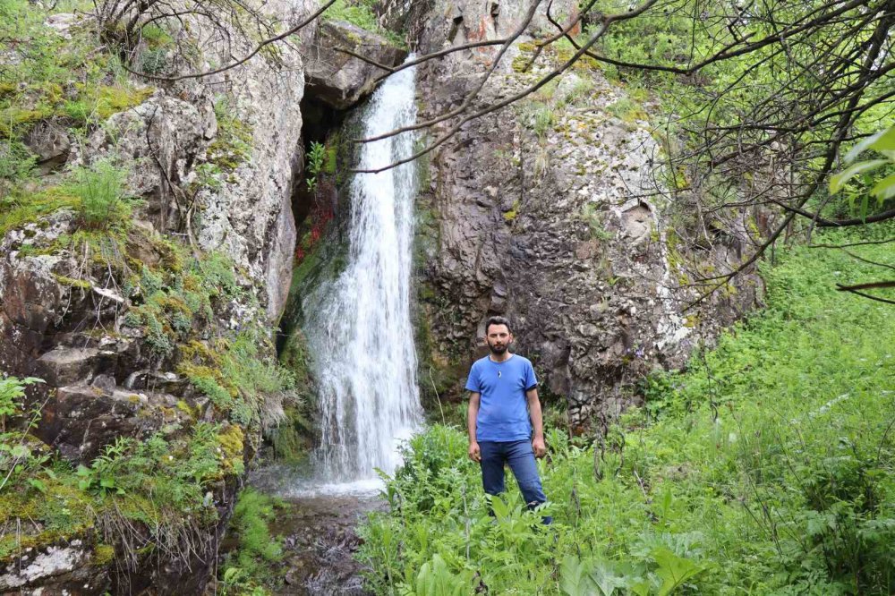 ERZURUM'UN OLUR İLÇESİ ORMANAĞAZI KÖYÜNDE BULUNAN KARNAVAS ŞELALESİ SAĞANAK YAĞMURLARLA BİRLİKTE COŞKULU ŞEKİLDE AKMAYA DEVAM EDİYOR