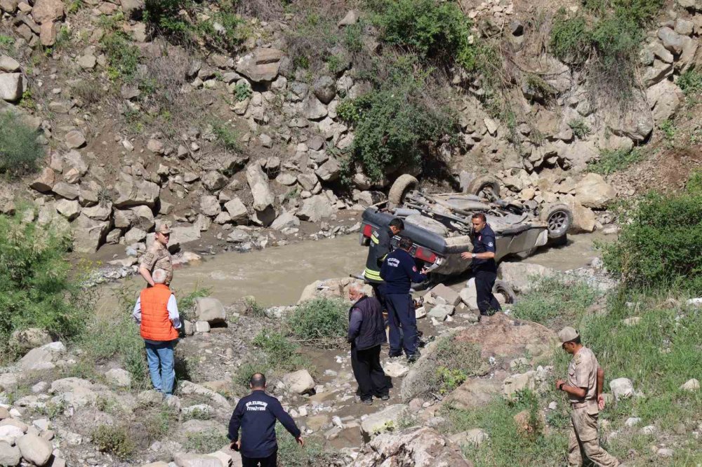 ERZURUM'UN OLTU İLÇESİNDE OTOMOBİLİN ŞARAMPOLE YUVARLANMASI SONUCU MEYDANA GELEN TRAFİK KAZASINDA AHMET GÖZÜTOK HAYATINI KAYBETTİ VEYSEL GÖZÜTOK İSE  YARALANDI