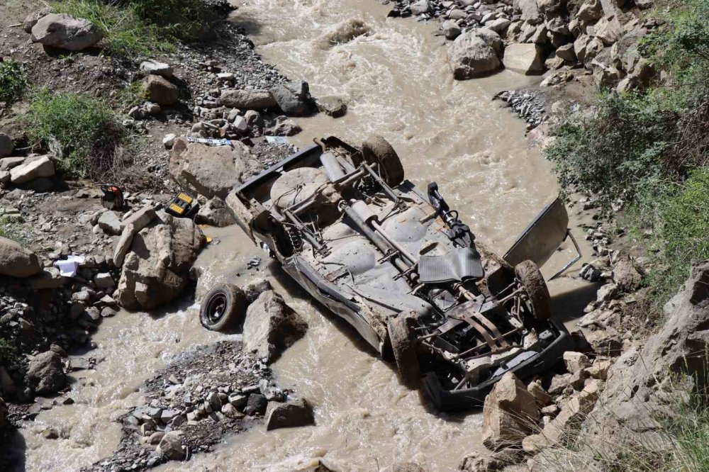 ERZURUM'UN OLTU İLÇESİNDE OTOMOBİLİN ŞARAMPOLE YUVARLANMASI SONUCU MEYDANA GELEN TRAFİK KAZASINDA AHMET GÖZÜTOK HAYATINI KAYBETTİ VEYSEL GÖZÜTOK İSE  YARALANDI