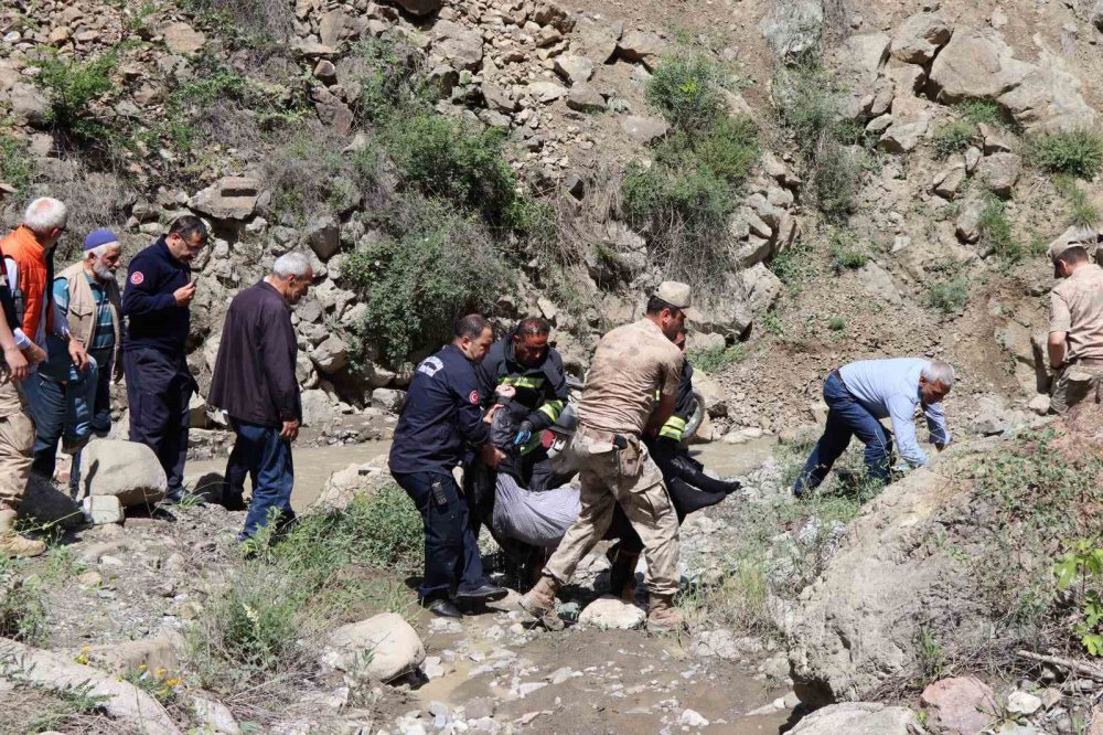 ERZURUM'UN OLTU İLÇESİNDE OTOMOBİLİN ŞARAMPOLE YUVARLANMASI SONUCU MEYDANA GELEN TRAFİK KAZASINDA AHMET GÖZÜTOK HAYATINI KAYBETTİ VEYSEL GÖZÜTOK İSE  YARALANDI
