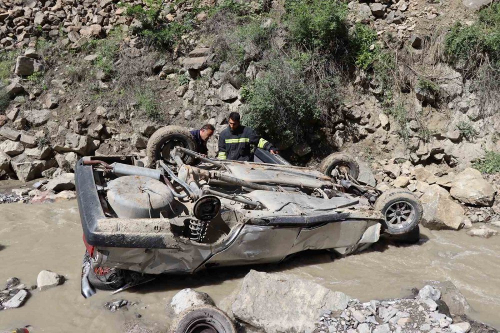 ERZURUM'UN OLTU İLÇESİNDE OTOMOBİLİN ŞARAMPOLE YUVARLANMASI SONUCU MEYDANA GELEN TRAFİK KAZASINDA AHMET GÖZÜTOK HAYATINI KAYBETTİ VEYSEL GÖZÜTOK İSE  YARALANDI