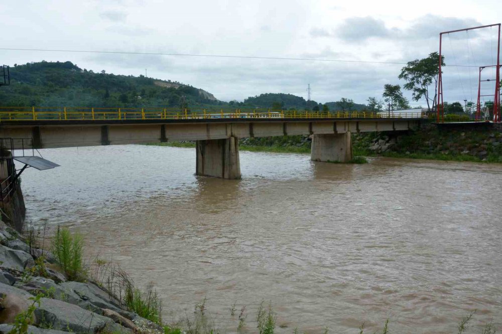 ORDU'NUN İKİZCE İLÇESİNDE ETKİLİ OLAN SAĞANAK NEDENİYLE MEYDANA GELEN HEYELANDA YOL KAPANDI