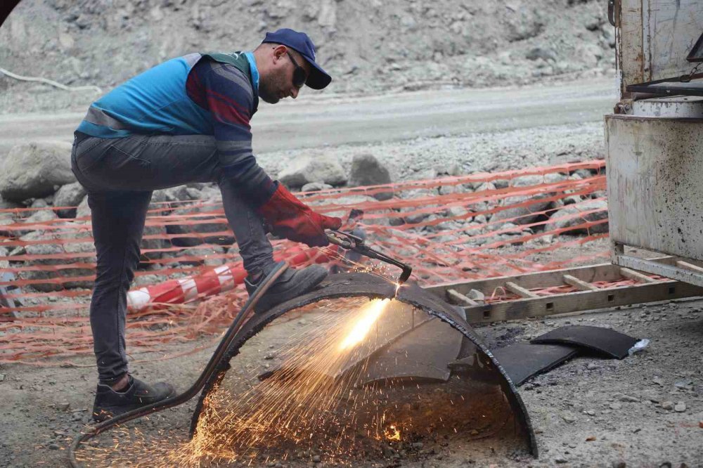 TRABZON BÜYÜKŞEHİR BELEDİYESİ TİSKİ GENEL MÜDÜRLÜĞÜ TARAFINDAN YÜRÜTÜLEN HAT DEĞİŞİM İŞLEMİ SÜRÜYOR