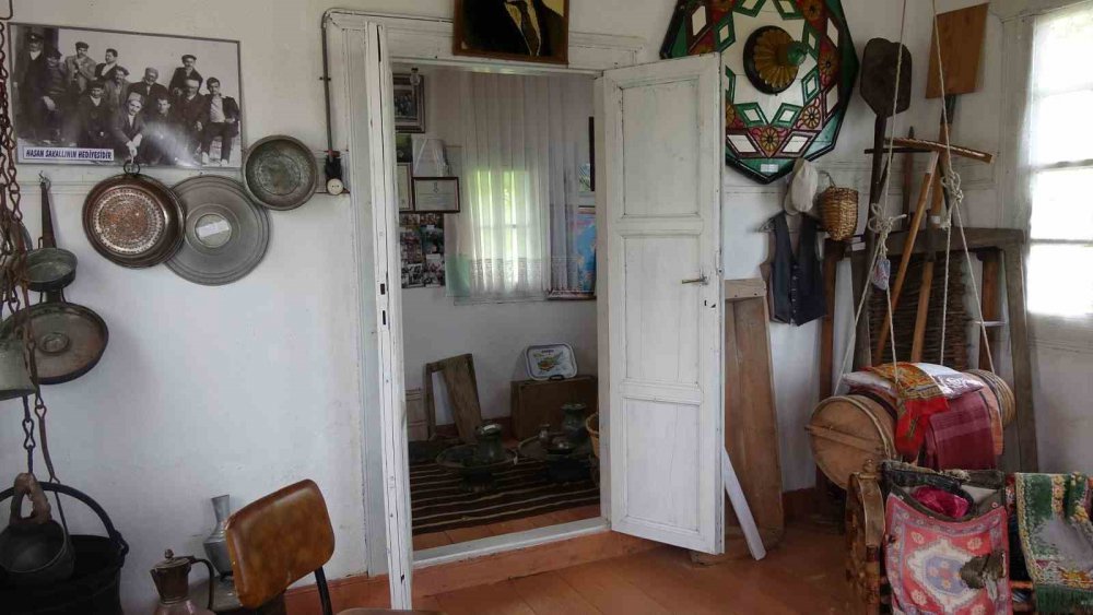 TRABZON'UN MAÇKA İLÇESİNDE İMAMLIK YAPAN 56 YAŞINDAKİ ATASU YUNUS EMRE MERKEZ CAMİ İMAMI SAİT TOPÇU, 20 YILDA BİRİKTİRDİĞİ EŞYALARI ESKİ TARİHİ EVİNDE SERGİLİYOR