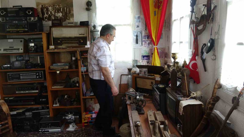 TRABZON'UN MAÇKA İLÇESİNDE İMAMLIK YAPAN 56 YAŞINDAKİ ATASU YUNUS EMRE MERKEZ CAMİ İMAMI SAİT TOPÇU, 20 YILDA BİRİKTİRDİĞİ EŞYALARI ESKİ TARİHİ EVİNDE SERGİLİYOR